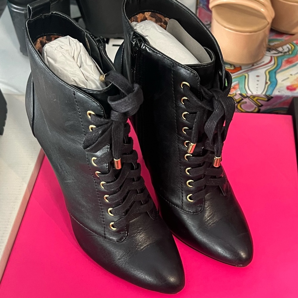 Betsy Johnson Black Heel Booties 5.5 - Picture 2 of 4